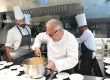 Lo chef Antonello Colonna all'opera in cucina