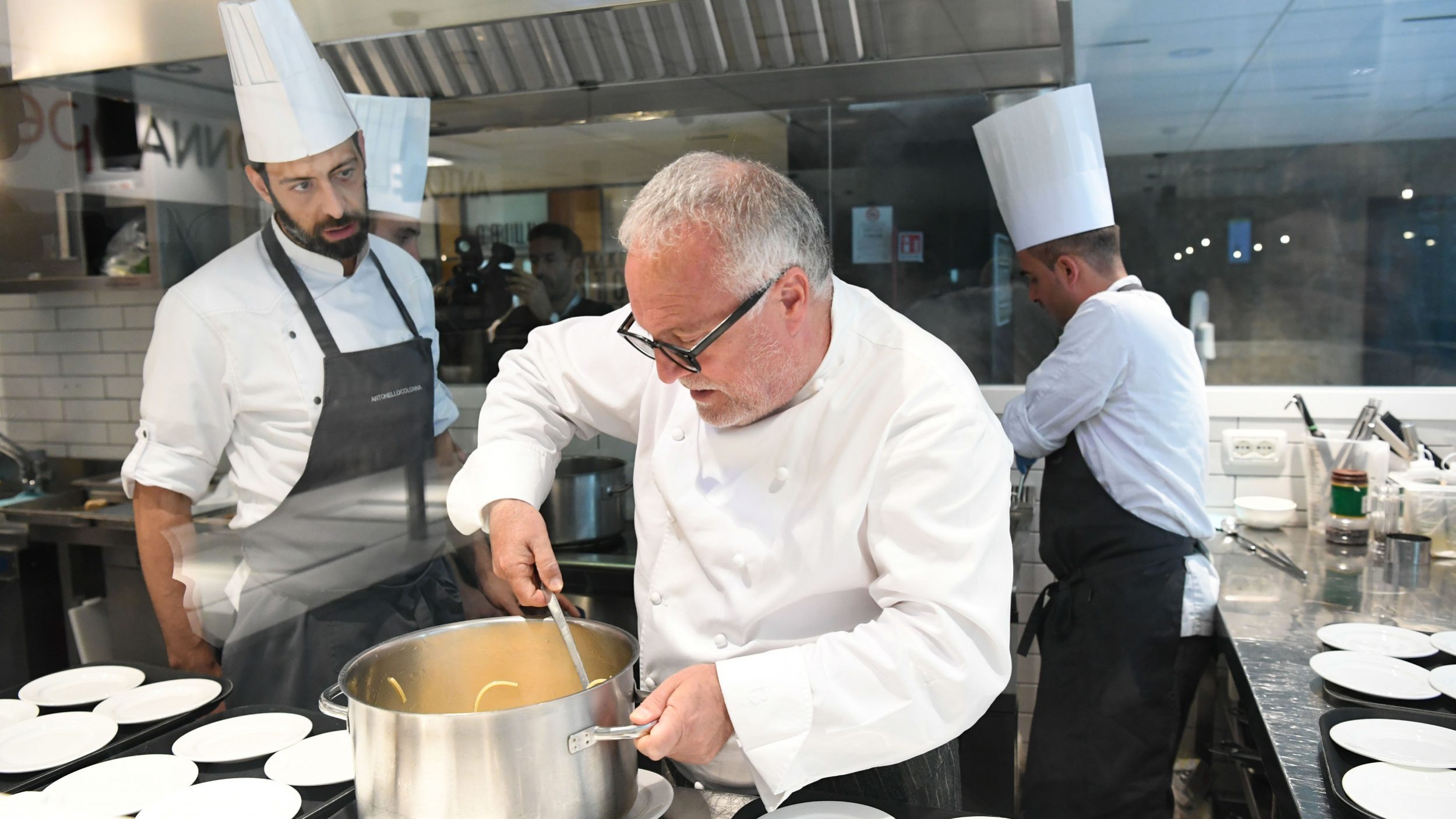 Chef Antonello Colonna Lo chef Antonello Colonna all'opera in cucina