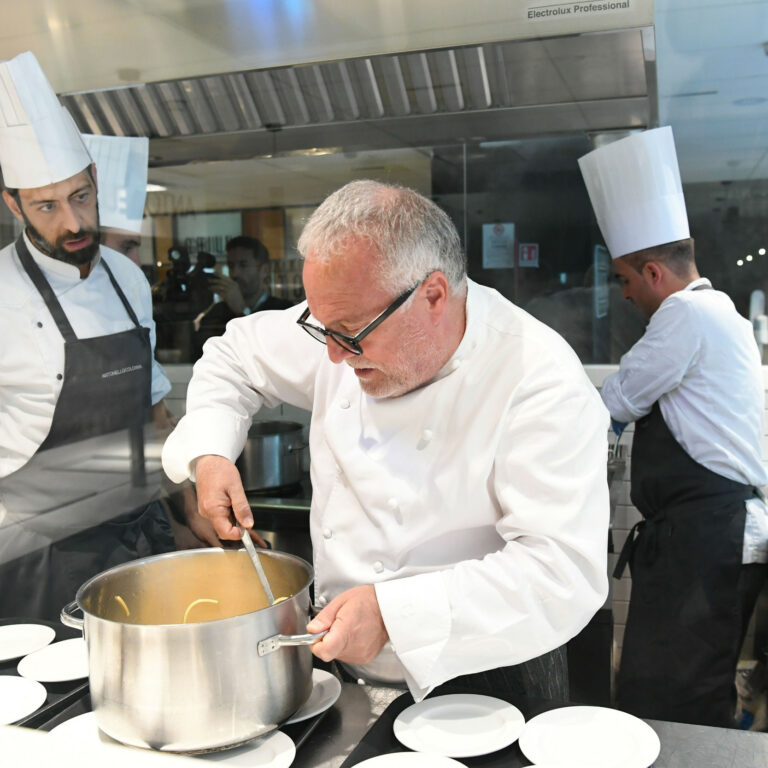 Chef Antonello Colonna Lo chef Antonello Colonna all'opera in cucina