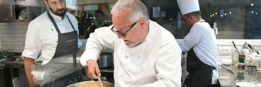 Chef Antonello Colonna Lo chef Antonello Colonna all'opera in cucina