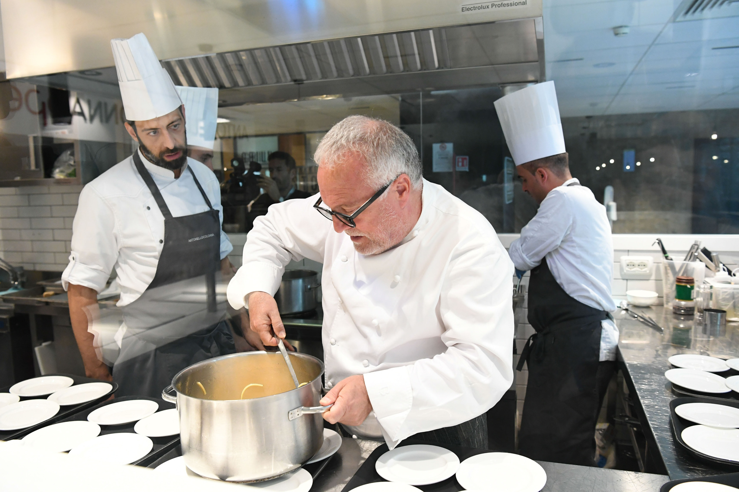 Lo chef Antonello Colonna all'opera in cucina