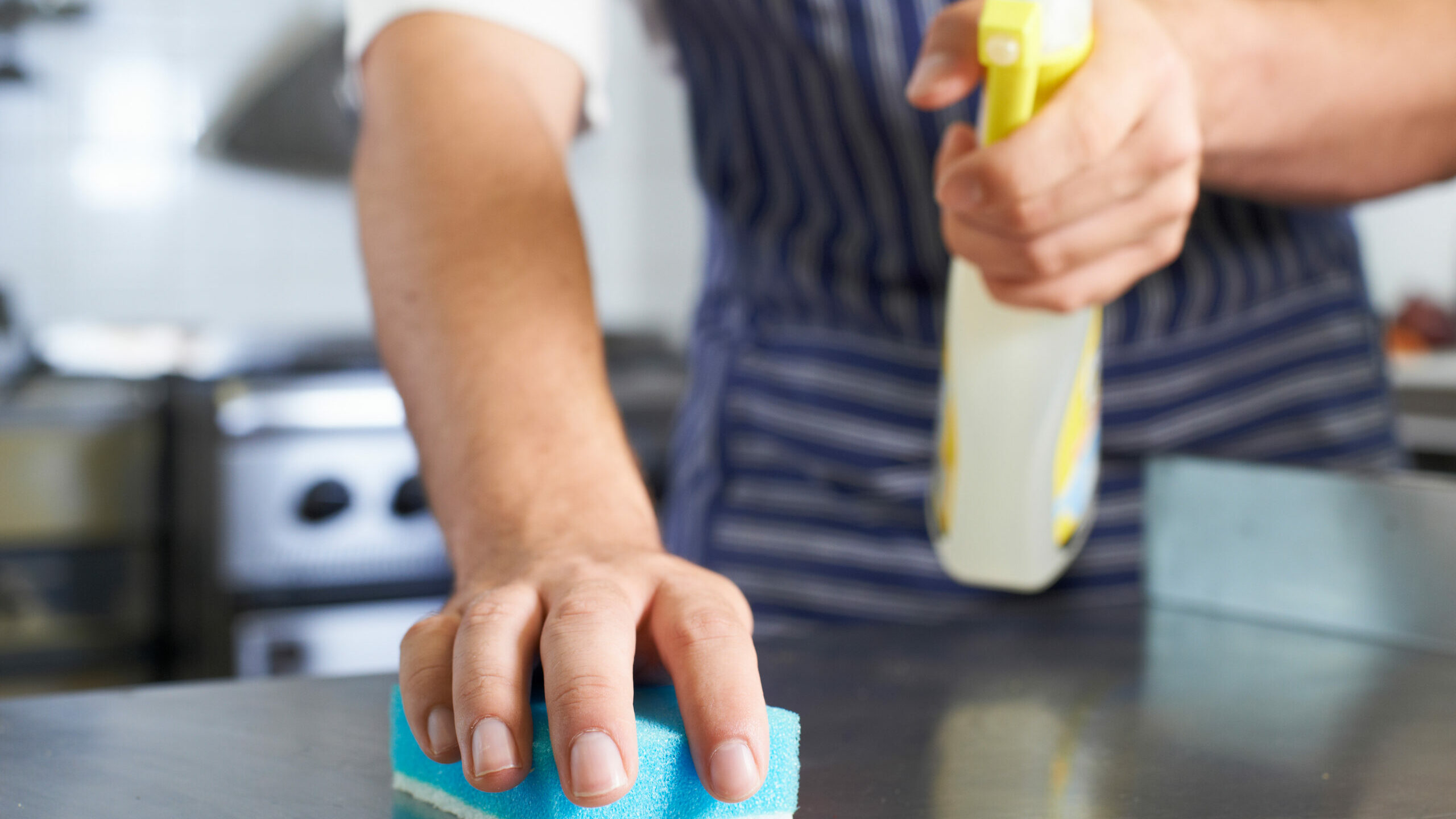 Close Up Of Worker In Restaurant Kitchen Cleaning Down After Service Manutenzione giornaliera