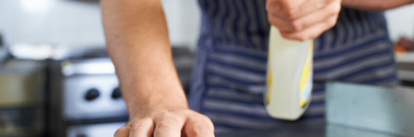 Close Up Of Worker In Restaurant Kitchen Cleaning Down After Service Manutenzione giornaliera